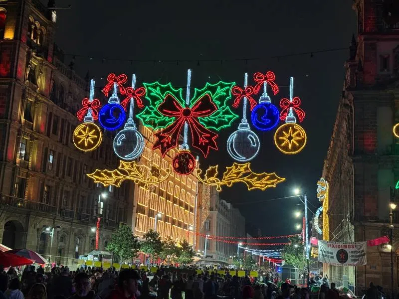 Así luce el alumbrado navideño en CDMX este 2025. / Georgina Sánchez