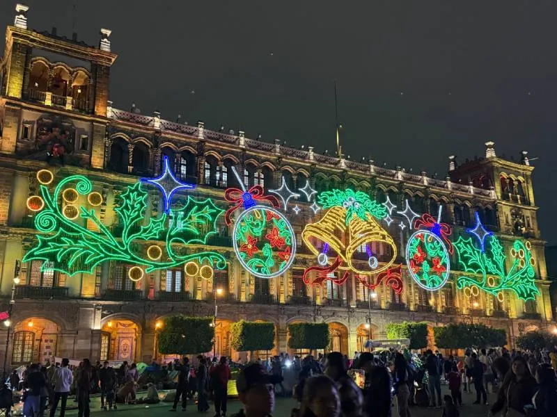 Familias y visitantes recorren el Zócalo capitalino durante el encendido del alumbrado navideño 2025. / Georgina Sánchez