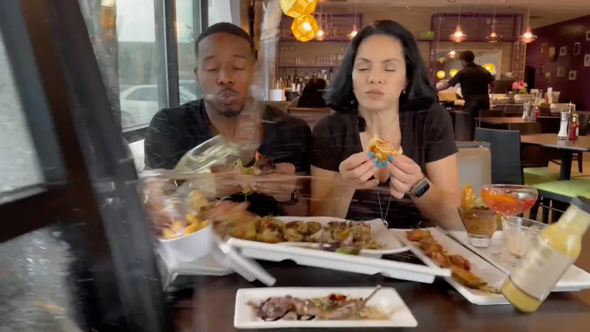 Aquí es cuando la camioneta los impacta directamente / Redes Sociales