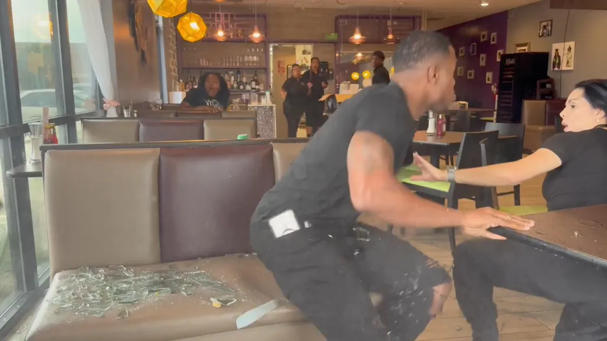 Los cristales se les enterraron en la cara y brazos / Redes Sociales