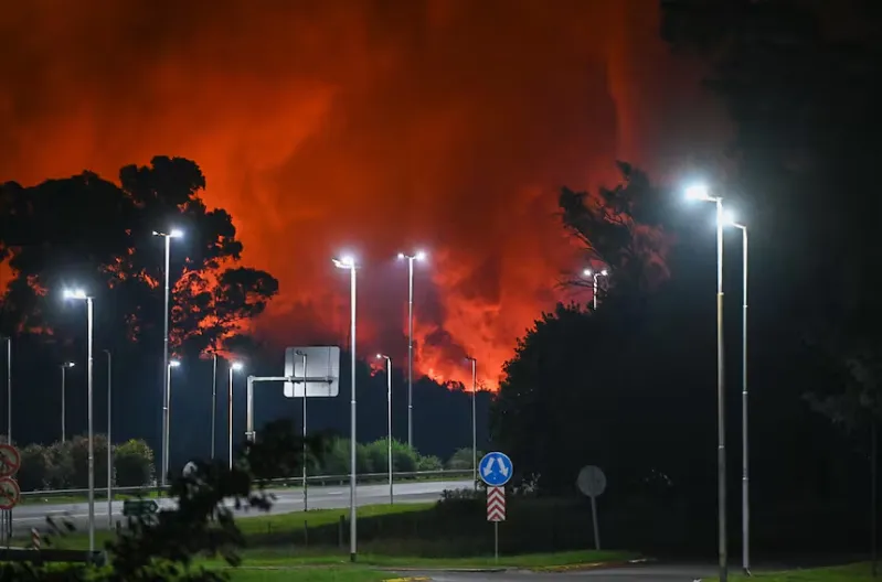 Los bomberos siguen combatiendo las llamas / Redes Sociales