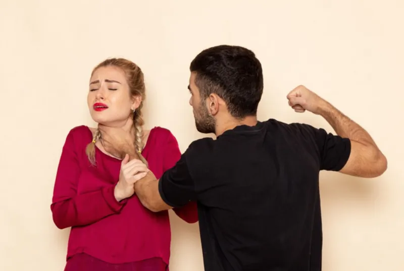 Quien ejerza violencia dentro del matrimonio también se vería afectado / FREEPIK