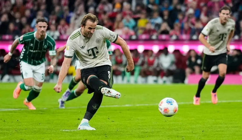 Kane tirando un penalti