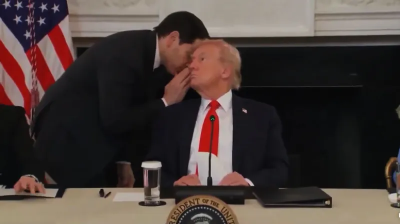 En plena conferencia, Donald Trump fue enterado del acuerdo de paz / Redes Sociales