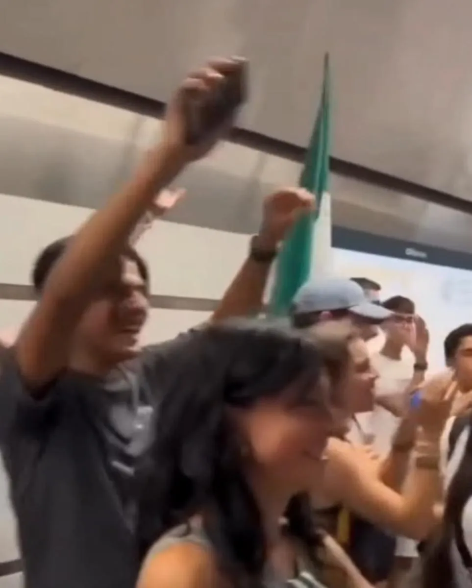 Los mexicanos empezaron a cantar para calmar al agresor / Redes Sociales