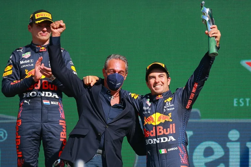 Carlos Slim Domit con Checo Pérez en el podio en el Gran Premio de México