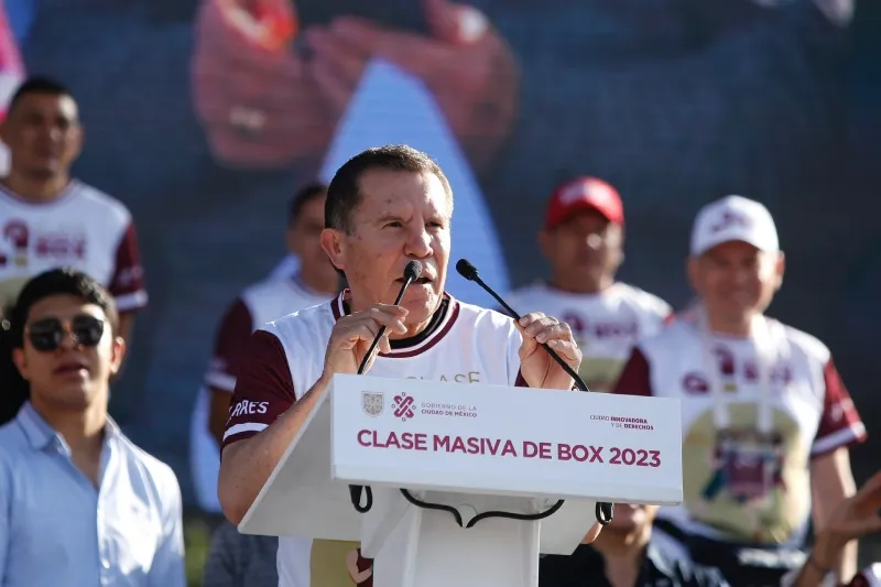 Julio César Chávez durante una clase masiva de box