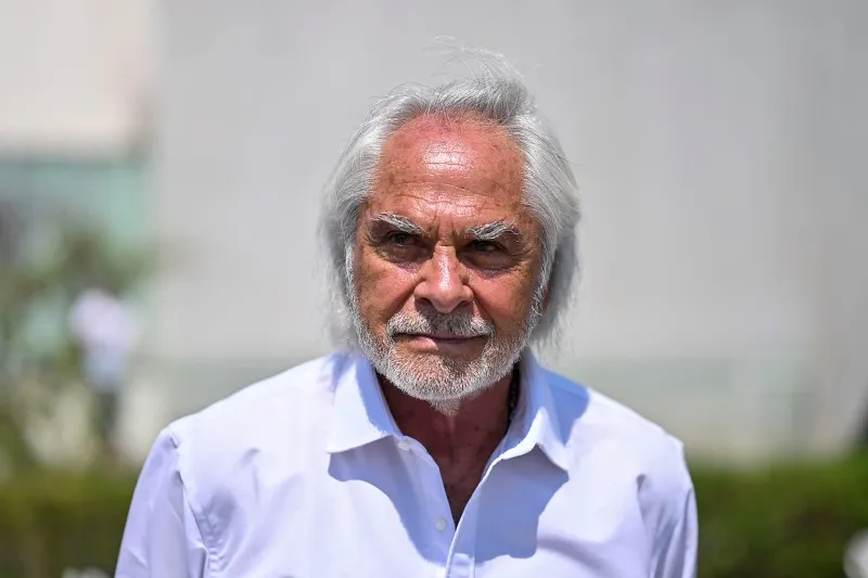 Se va tras cuatro años