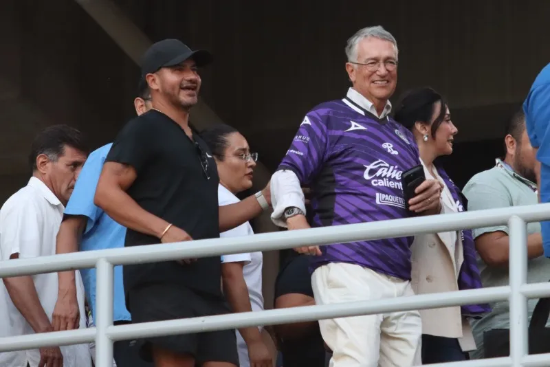 Ricardo Salinas Pliego con el jersey de Mazatlán