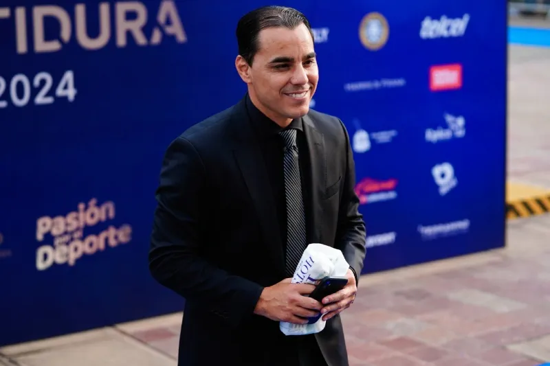 Su pareja está lejos de los reflectores