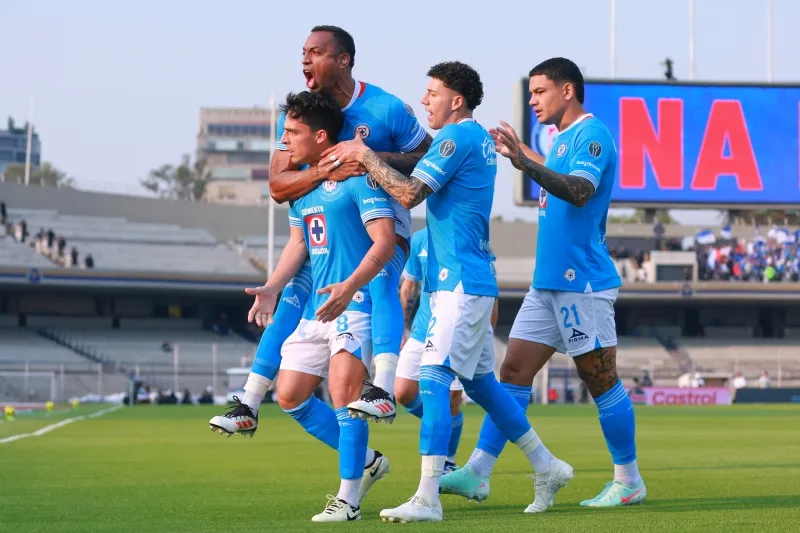 Jugadores de Cruz Azul en festejo de gol en CU