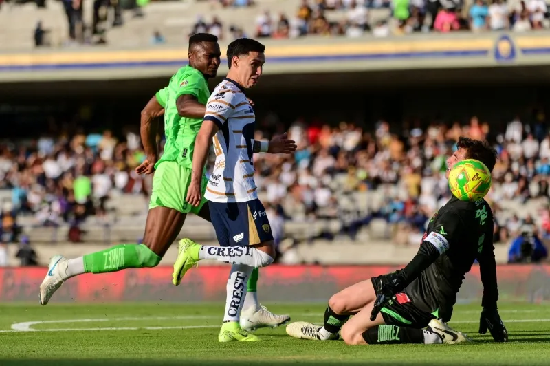 Leo Suáez en partido de Pumas contra Juárez