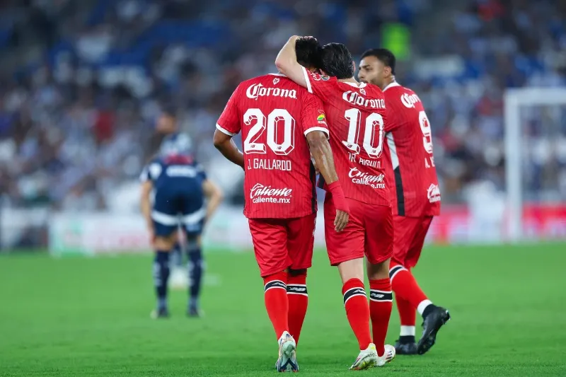 Gallardo, Angulo y Vega en festejo de gol