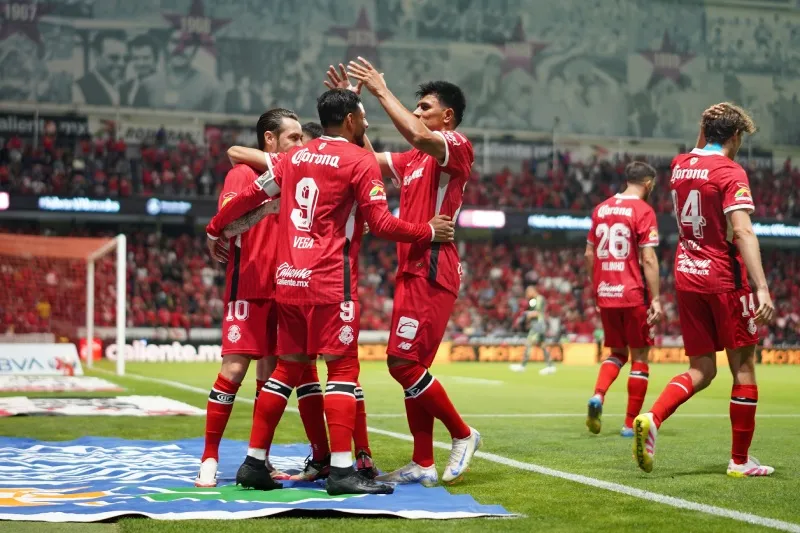 Gallardo felicita a Alexis Vega durante un partido