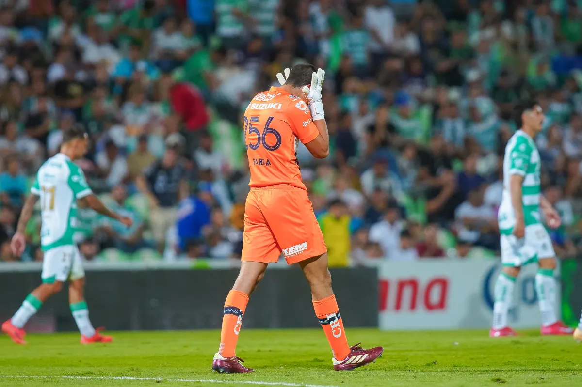Parra lloró en su debut tras sus errores ante Santos