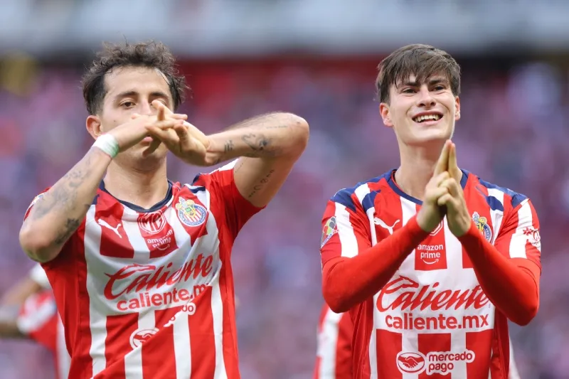 Armando González en festejo con Alan Mozo