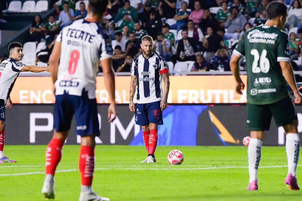 Ramos aprovechó la mala apreciación de Santander para tener un tiro a favor de Rayados