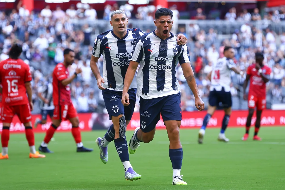 Víctor Guzmán y Germán Berterame en festejo de gol