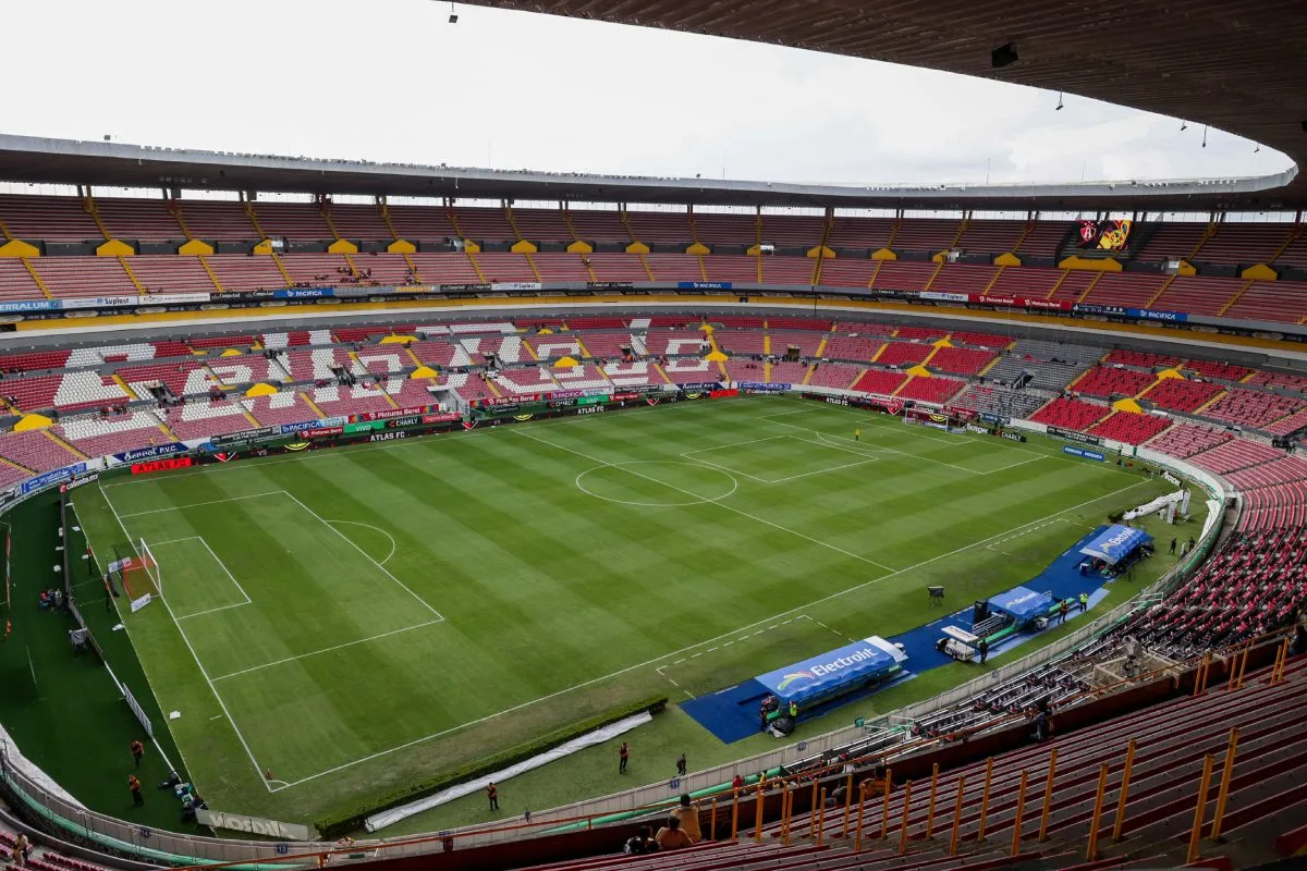 El partido se retrasó por la lluvia