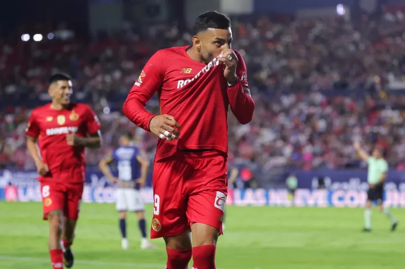 Alexis Vega en festejo de gol