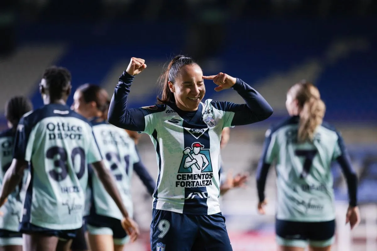 Charlyn Corral avanza como líder de goleo