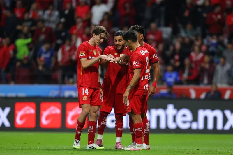 Jugadores de Toluca en celebración de gol