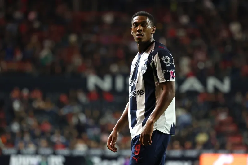 Anthony Martial en un partido del Apertura 2025 con Rayados