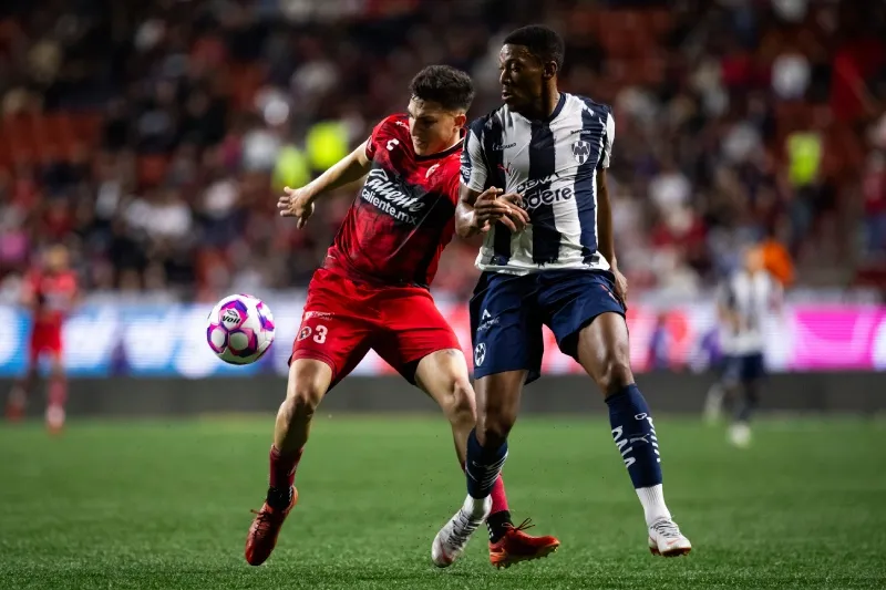 Martial en acción en el partido contra Tijuana