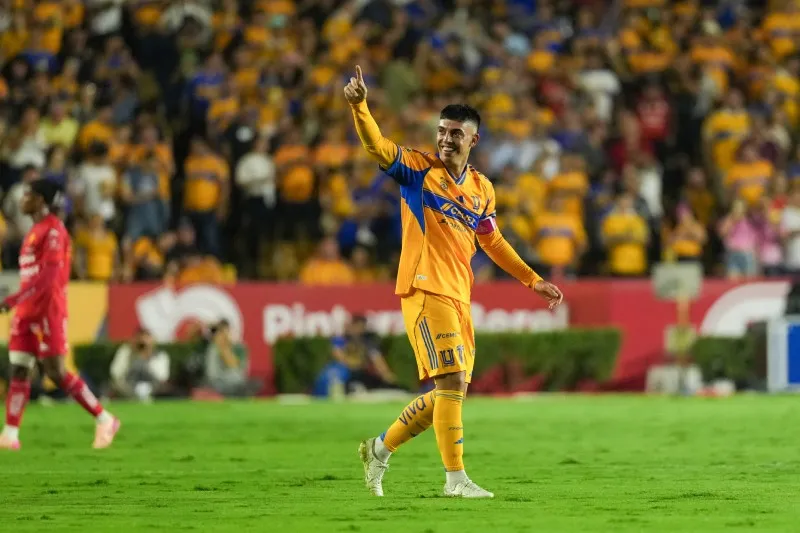 Viene de marcar tres goles