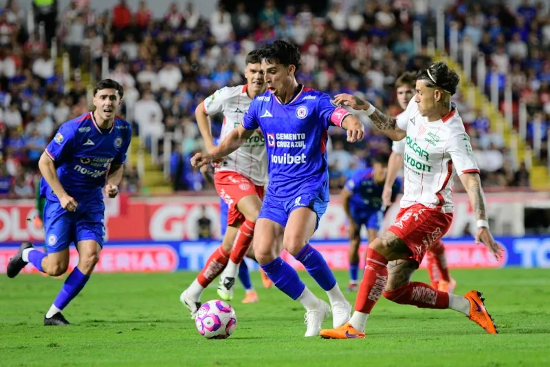Cruz Azul y Necaxa dividieron unidades