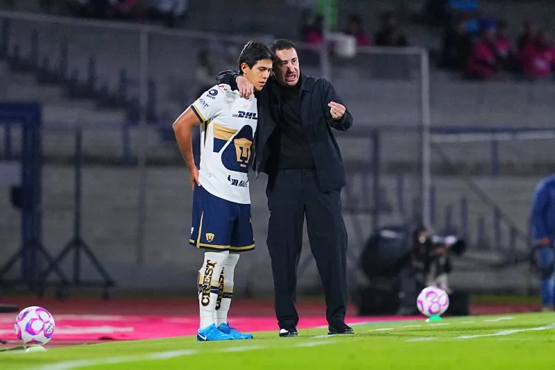 Efraín Juárez con JJ Macías en Pumas