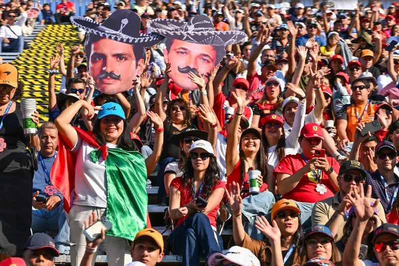 Afición en las tribunas del Autódromo Hermanos Rodríguez durante el Gran Premio de México