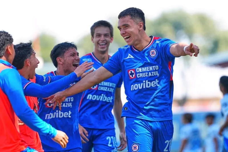 Jugadores de la categoría Sub-21 de Cruz Azul festejan un gol