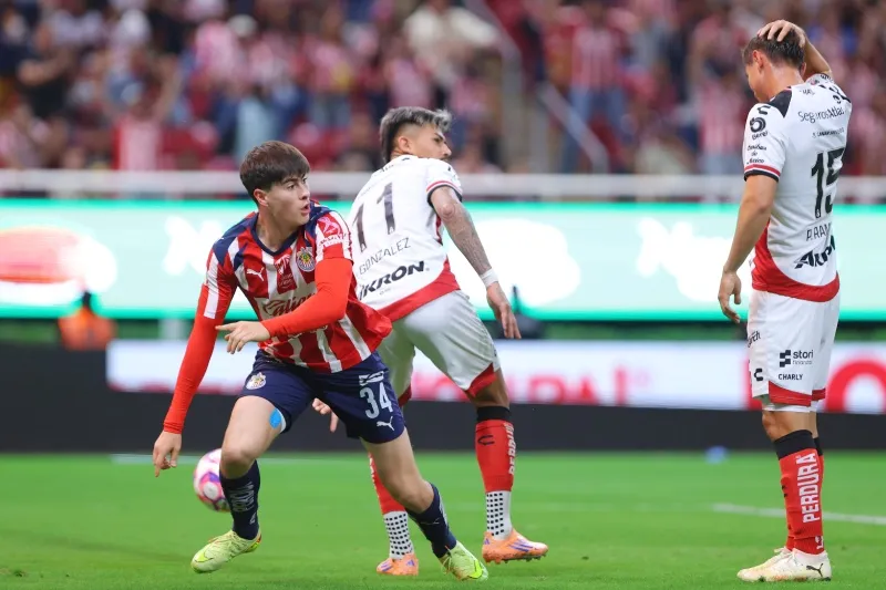 Armando González en el partido de Chivas contra Atlas