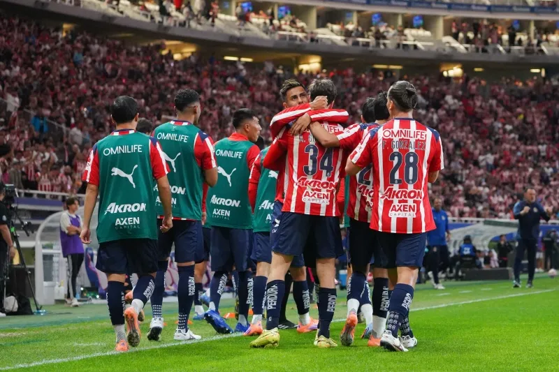 Jugadores de Chivas en celebración con Armando González