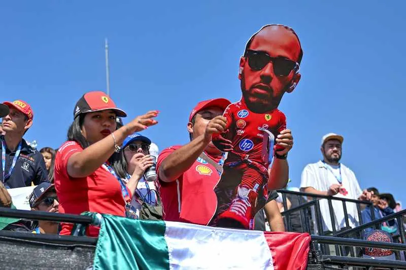 La afición entregada a Lewis Hamilton | IMAGO7