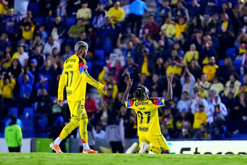 Saint-Maximin en festejo de gol