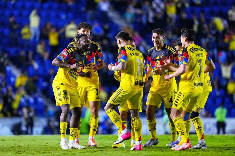 Brian Rodríguez y Maximin en celebración con los jugadores de América