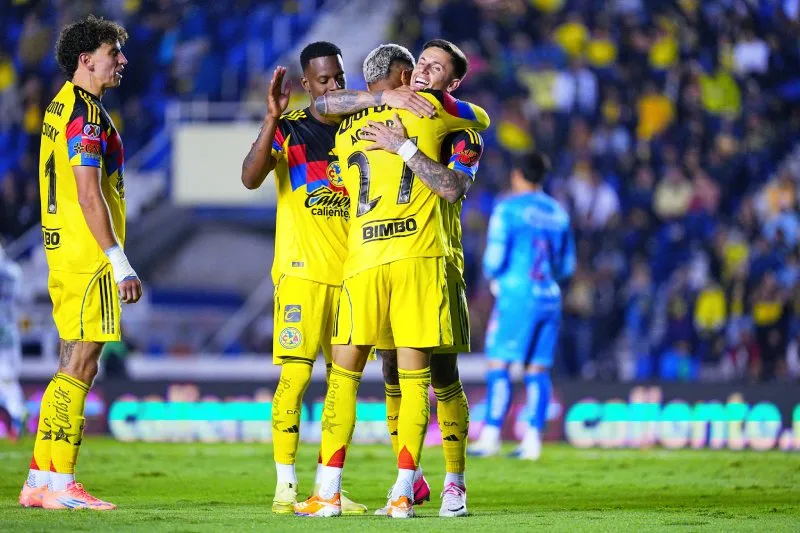 Rodrigo Aguirre y Brian Rodríguez en celebración