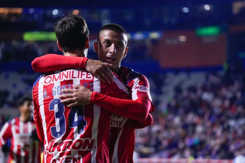 Roberto Alvarado en festejo de gol con Armando González