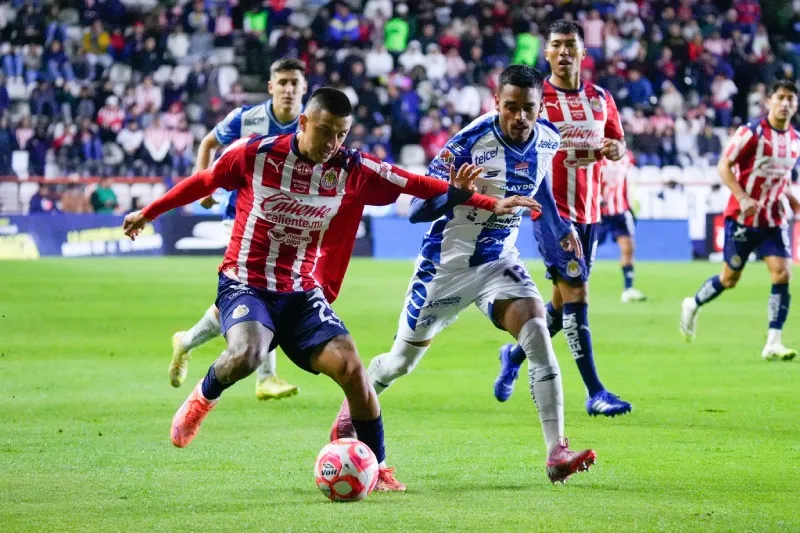 Roberto Alvarado en el partido contra Pachuca en el Apertura 2025