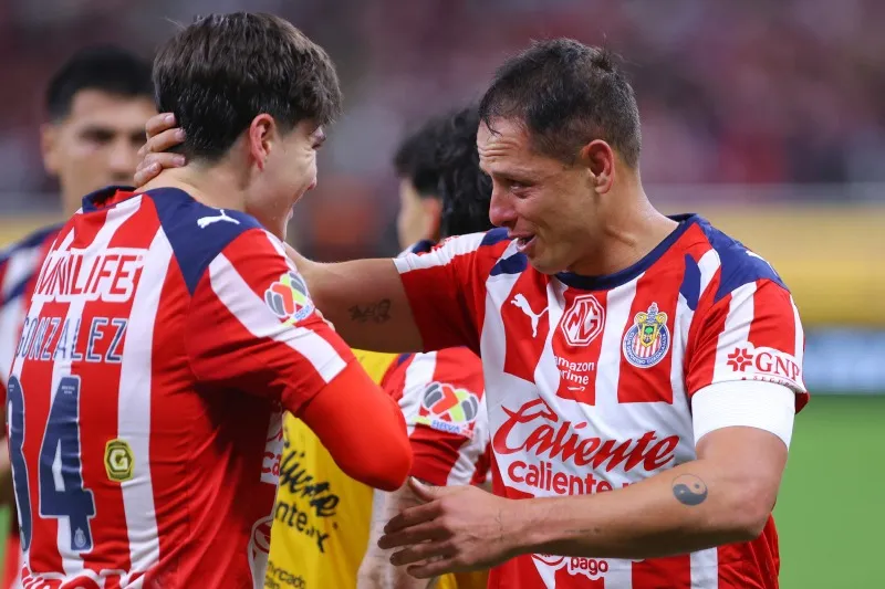 Armando González en festejo con Javier Hernández