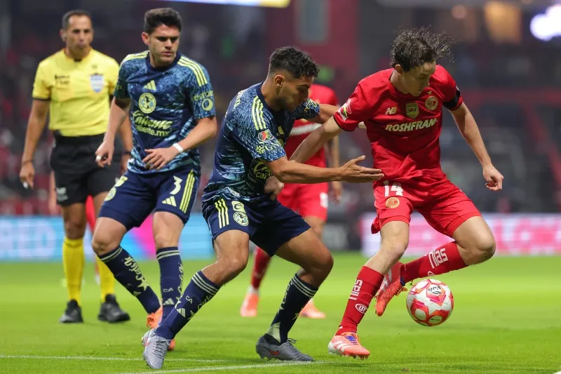 Marcel Ruiz en partido contra América en el Apertura 2025