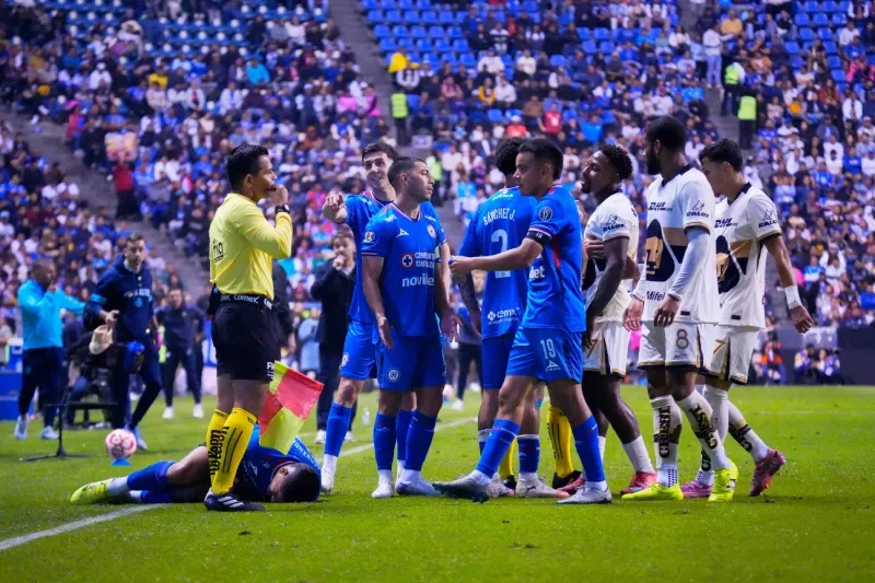 Jugadores de Cruz Azul y Pumas en conato de bronca