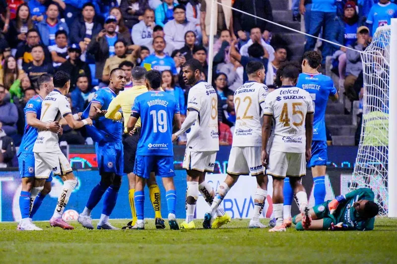 La entrada sobre Kevin Mier causó polémica en el Cruz Azul vs Pumas