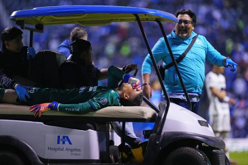 Kevin Mier en el carrito de las asistencias tras la entrada de Carrasquilla