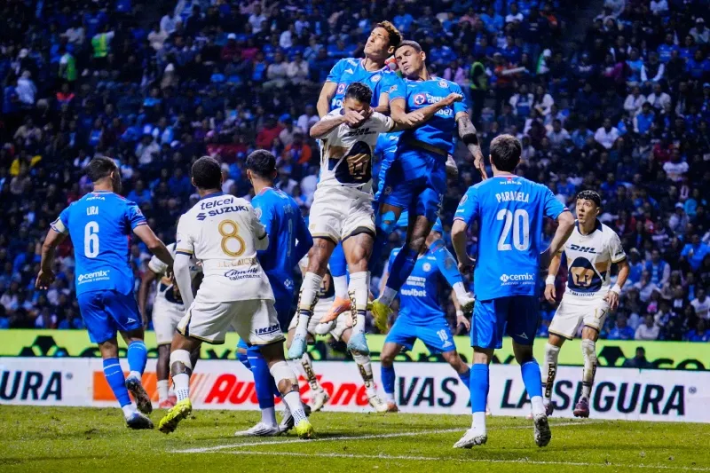 Jugadores de Cruz Azul y Pumas en el partido en Puebla