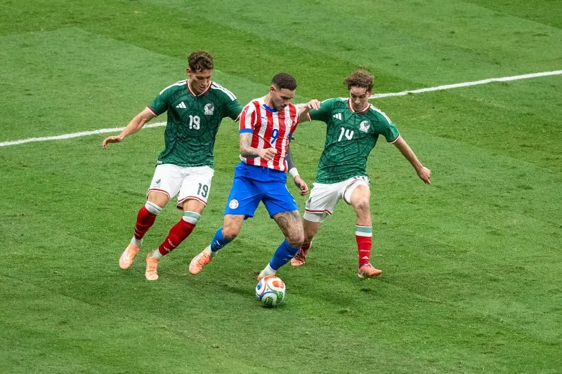 Chiquete Orozco y Marcel Ruiz contra Paraguay