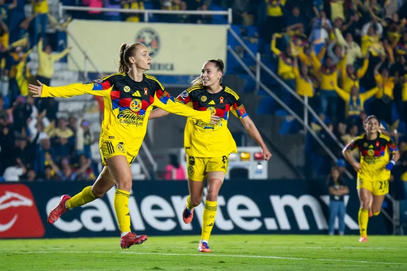 Sarah Luebbert en festejo de gol