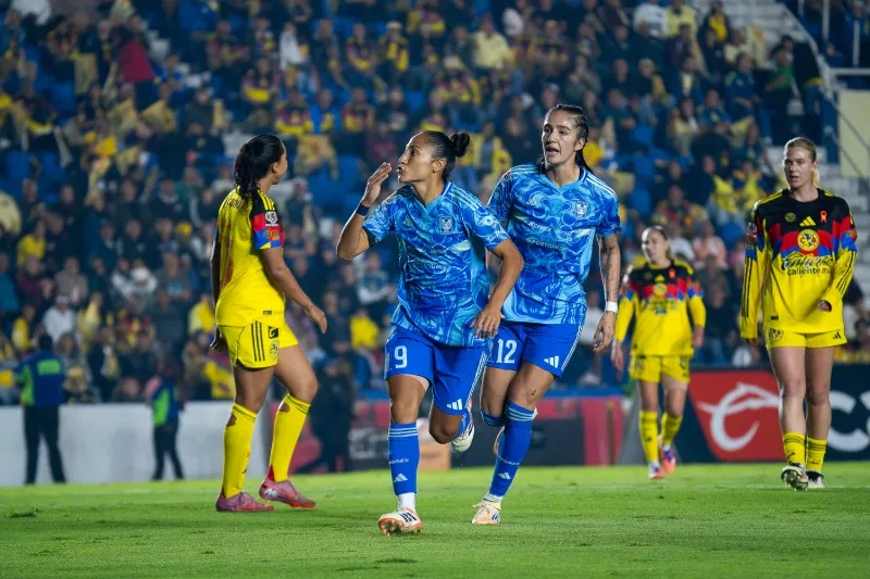 Stephany Mayor en festejo de gol